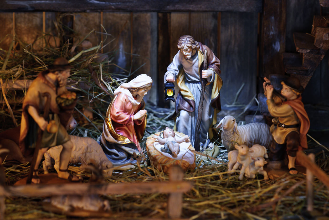 Artigos de Natal: imagem de um presépio no qual há a miniatura do Menino Jesus ao centro, Maria à esquerda e os Três Reis Magos em volta dos dois