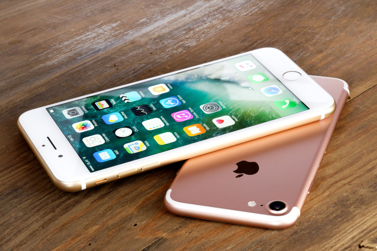 Black Friday 2018: iPhone 7 e iPhone 7 Plus na cor rosa (rosê), ambos sobre uma superfície de madeira.
