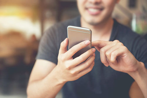 Celular iPhone - Celular Apple Celular iPhone - Homem mexendo em seu iPhone