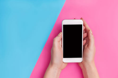 Celular iPhone - iPhone Os Melhores Preços Celular iPhone - iPhone nas mãos de uma mulher
