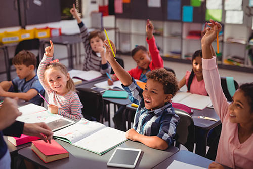 Tablet Infantil - Tablet Infantil Educativo Tablet Infantil - Crianças na aula utilizando o tablet