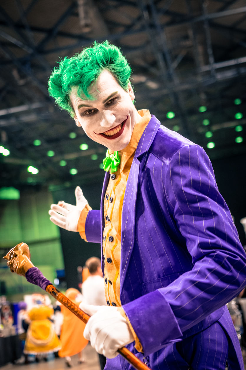 Fantasia de Carnaval: homem vestido e maquiado como o personagem Coringa, vilão do Batman