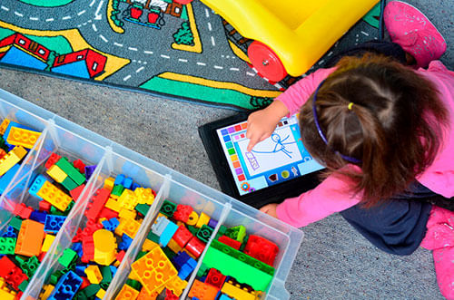 Tablet Infantil - Tablet Infantil de Brinquedo Tablet Infantil - Menina com brinquedos e tablet