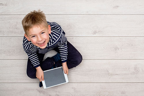 Tablet Infantil Menino Brincando com Tablet Infantil