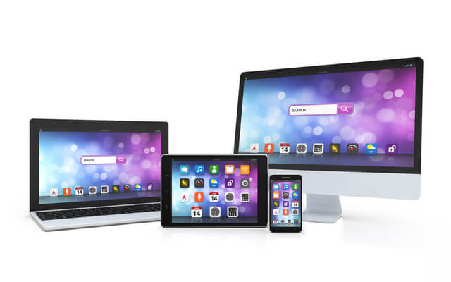 Ofertas de Natal 2018: da esquerda para a direita temos notebook, tablet, smartphone e computador em frente a um fundo branco