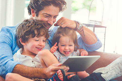 Tablet Infantil - Tablet Para Criança Tablet Infantil - Pai brincando com filhos no tablet