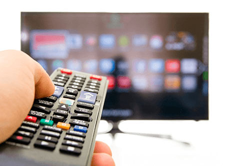 TV 40 Polegadas - Televisão 42 Polegadas TV 40 Polegadas - Controle apontando para a TV