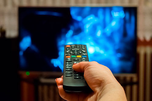 TV 40 Polegadas TV 40 Polegadas - Controle remoto apontando para a TV