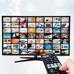 TV 40 Polegadas Smart - Entrada de vídeo composto TV 40 Polegadas - Controle remoto apontando para a TV