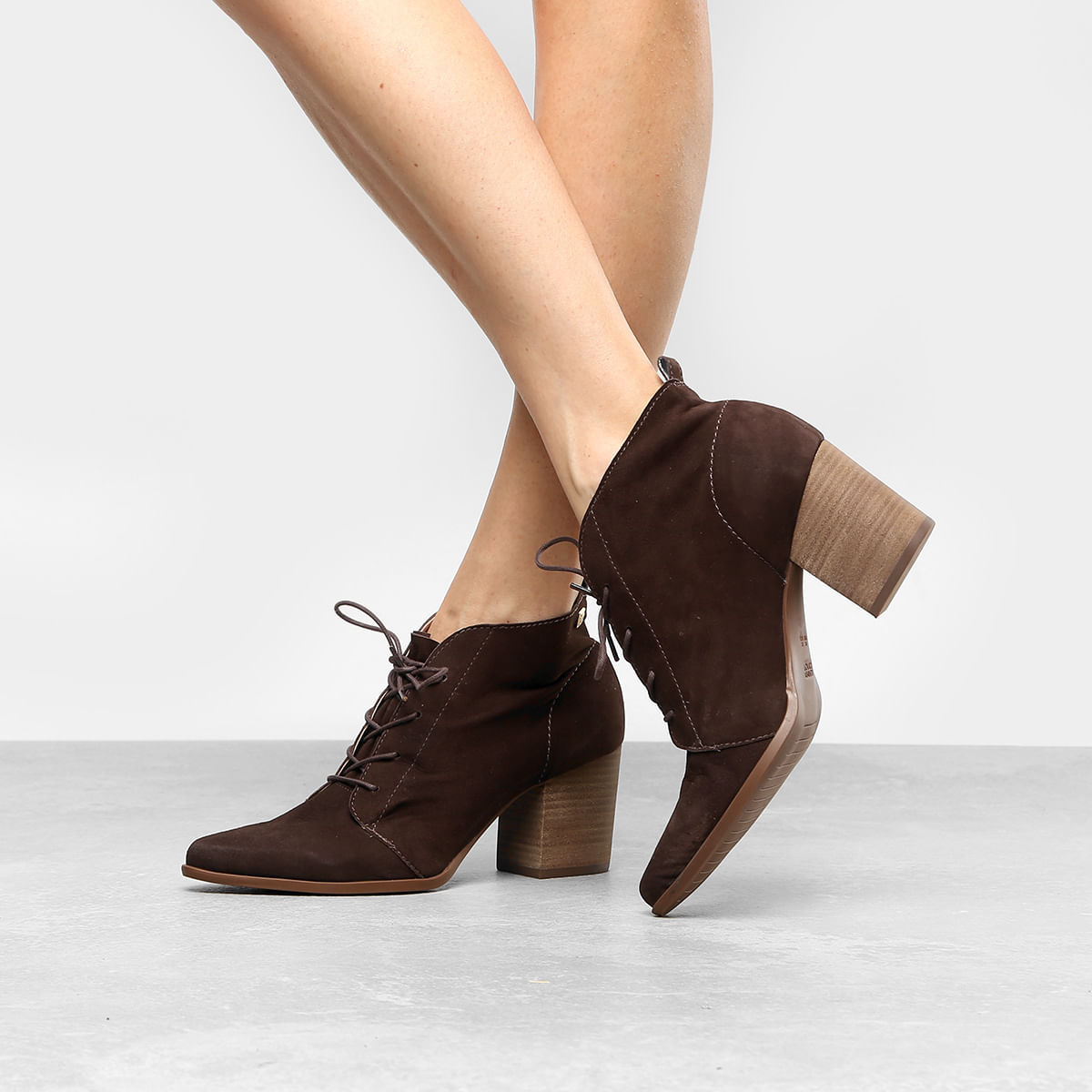 bota de couro bico fino feminina