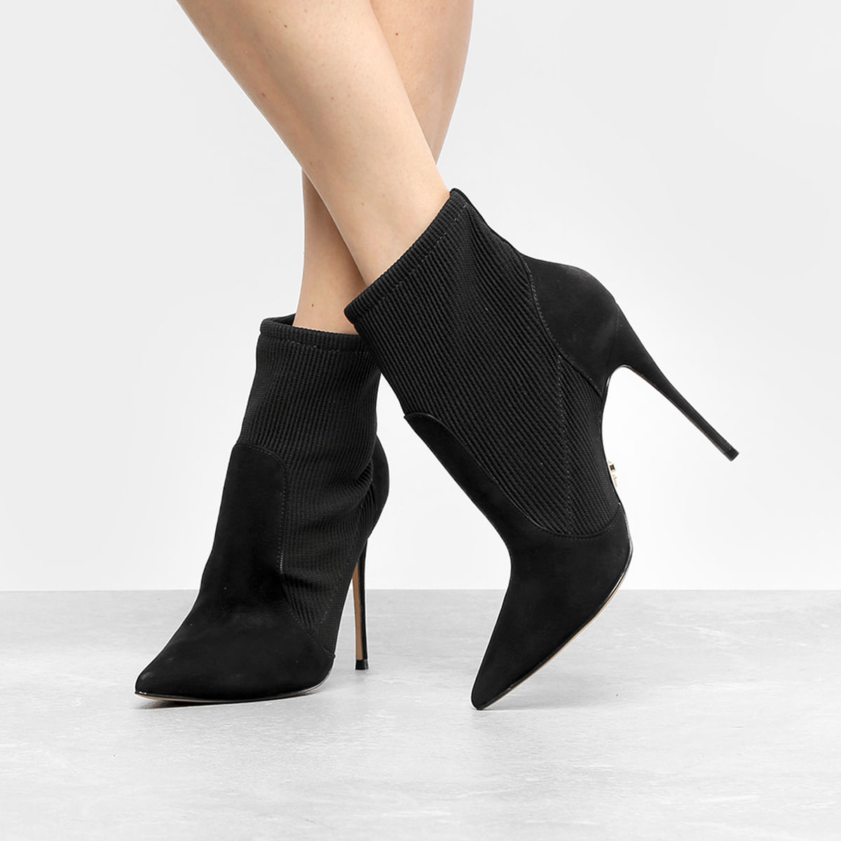 bota de salto fino cano curto