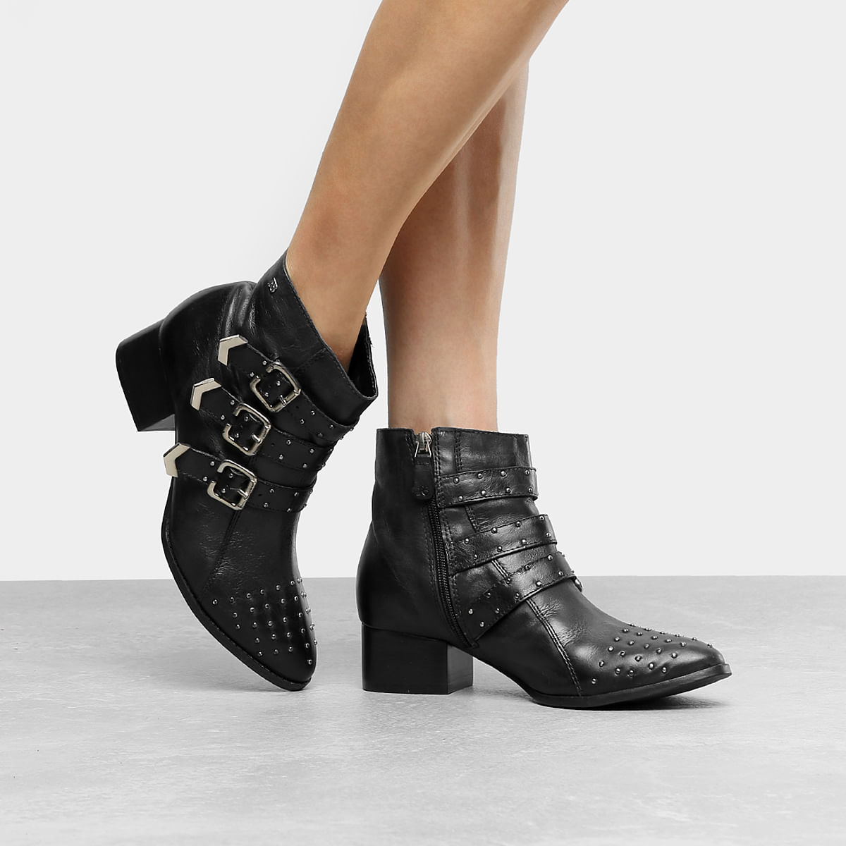 bota cano curto com tachas