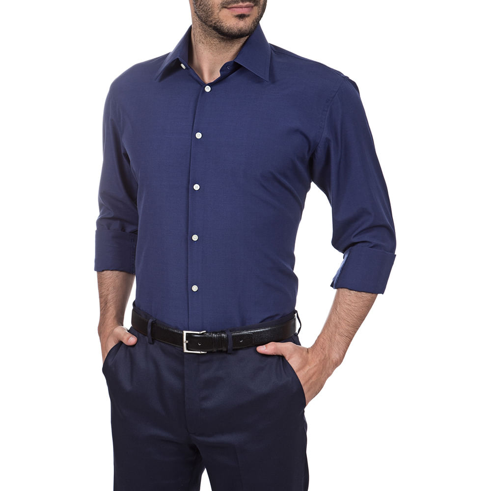 calça social preta com camisa azul marinho