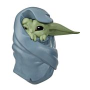 Figura The Mandalorian - Disney - The Child Com Cobertor HASBRO